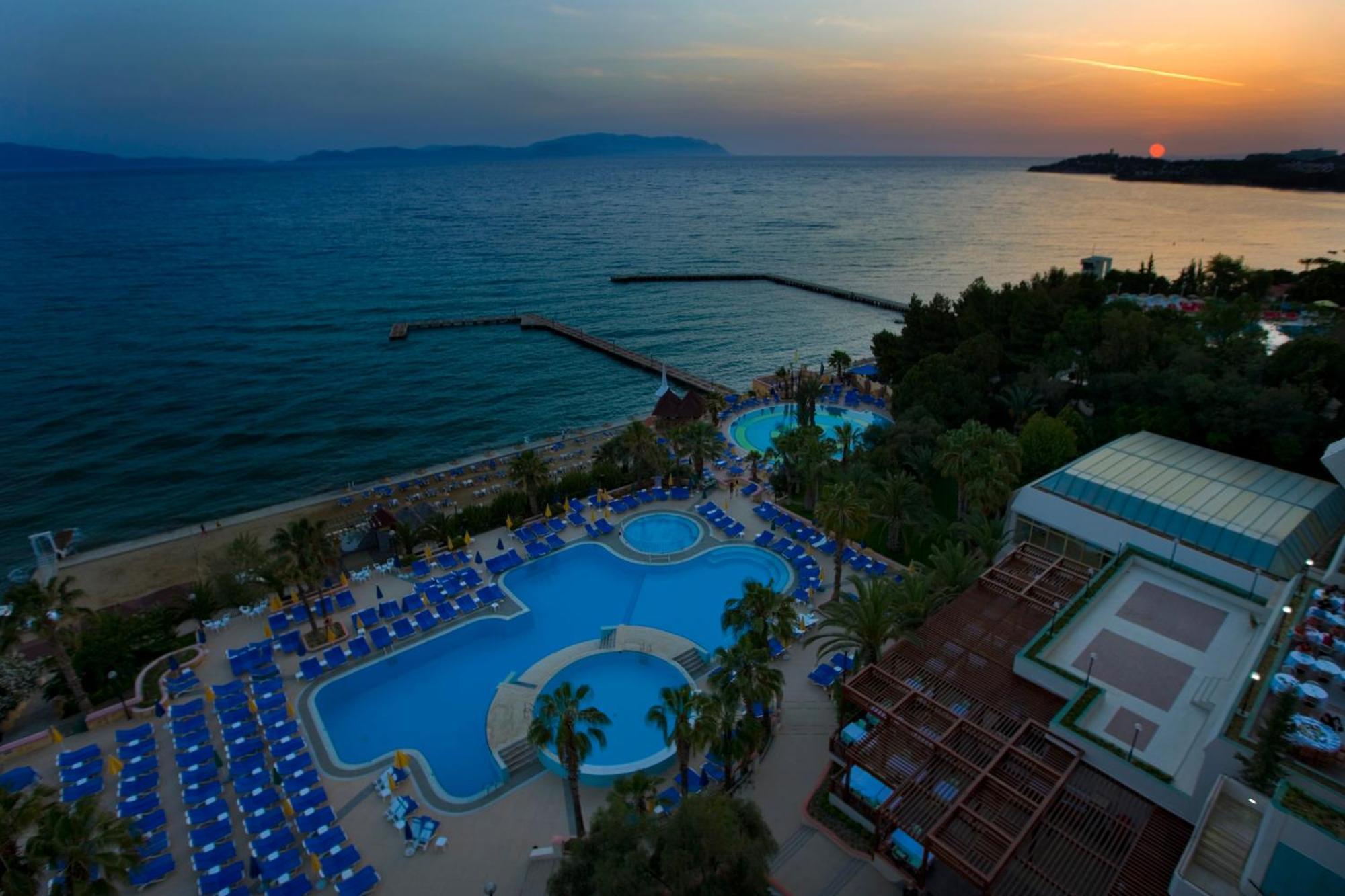 Fantasia Deluxe Hotel คูซาดาซี ภายนอก รูปภาพ