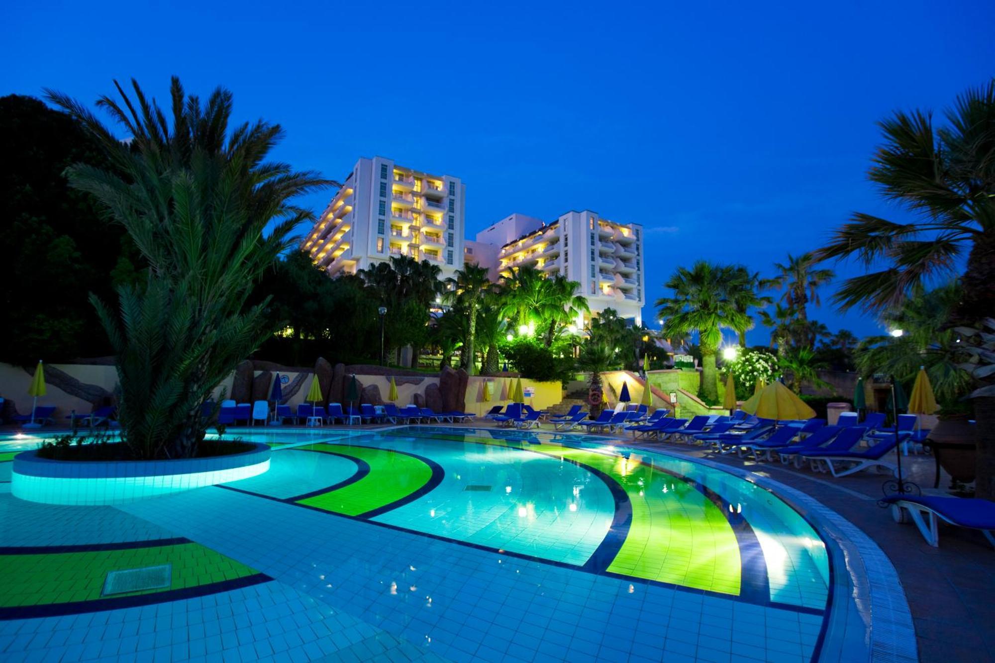 Fantasia Deluxe Hotel คูซาดาซี ภายนอก รูปภาพ