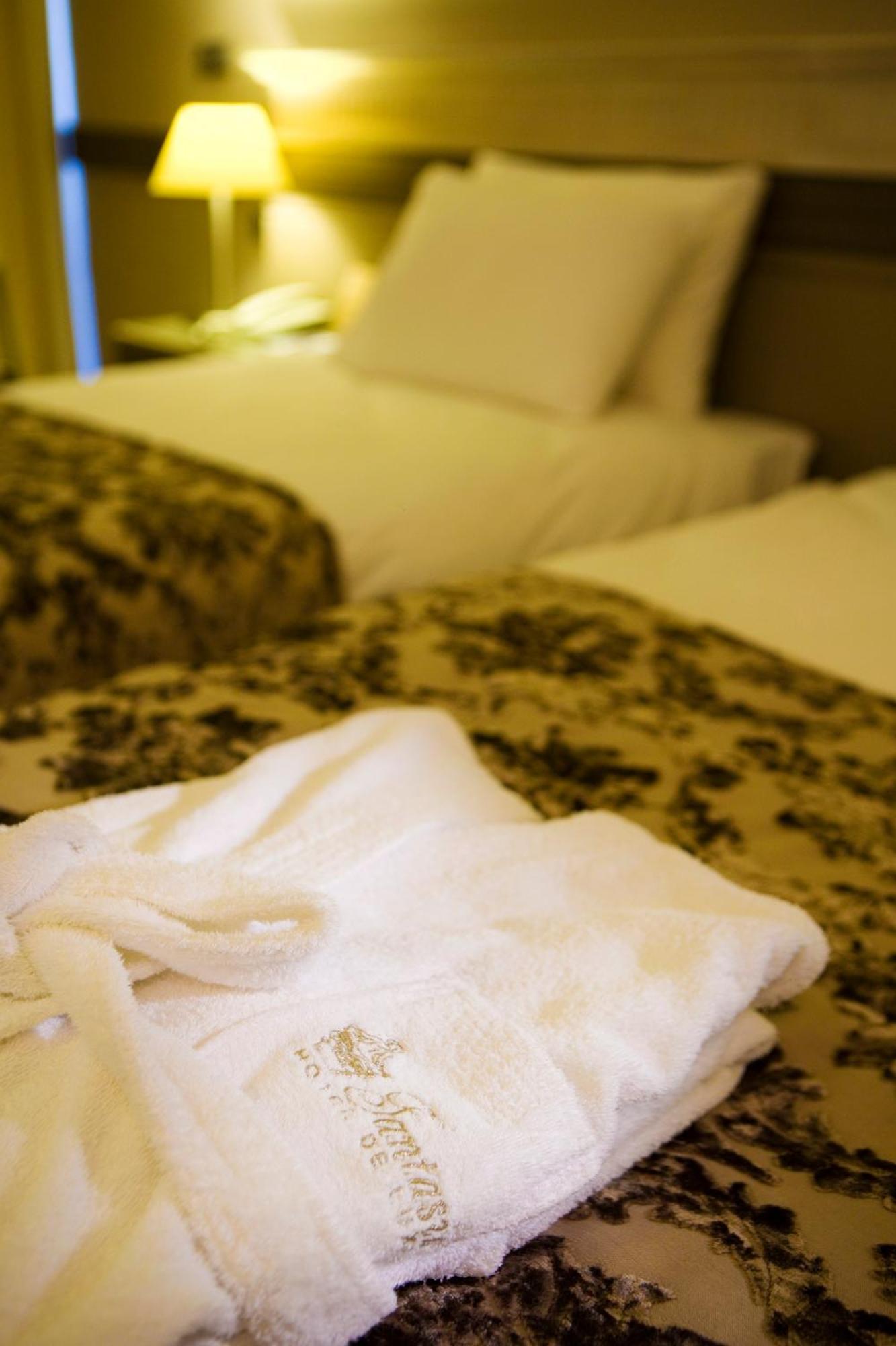 Fantasia Deluxe Hotel คูซาดาซี ภายนอก รูปภาพ