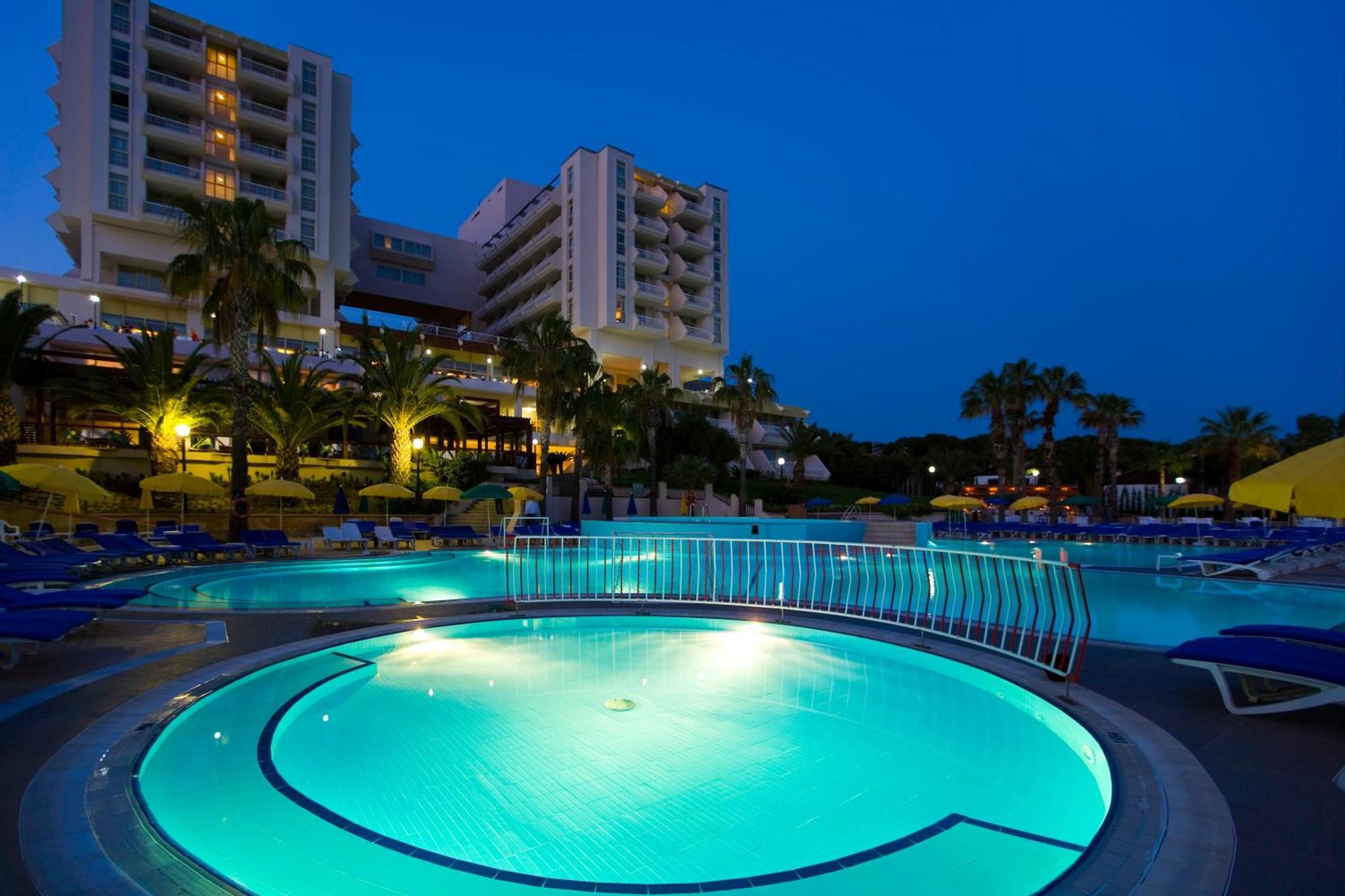 Fantasia Deluxe Hotel คูซาดาซี ภายนอก รูปภาพ