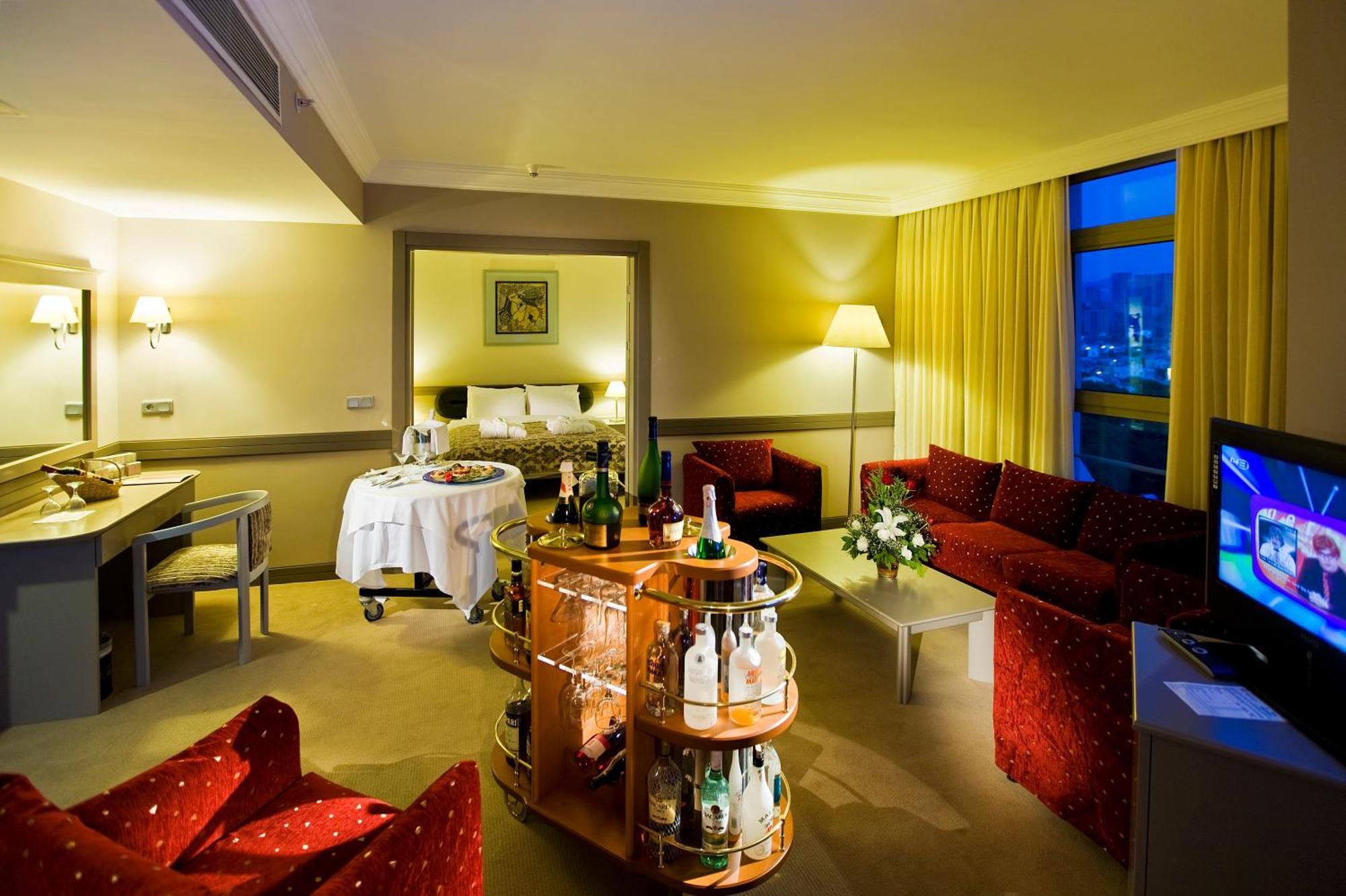 Fantasia Deluxe Hotel คูซาดาซี ภายนอก รูปภาพ