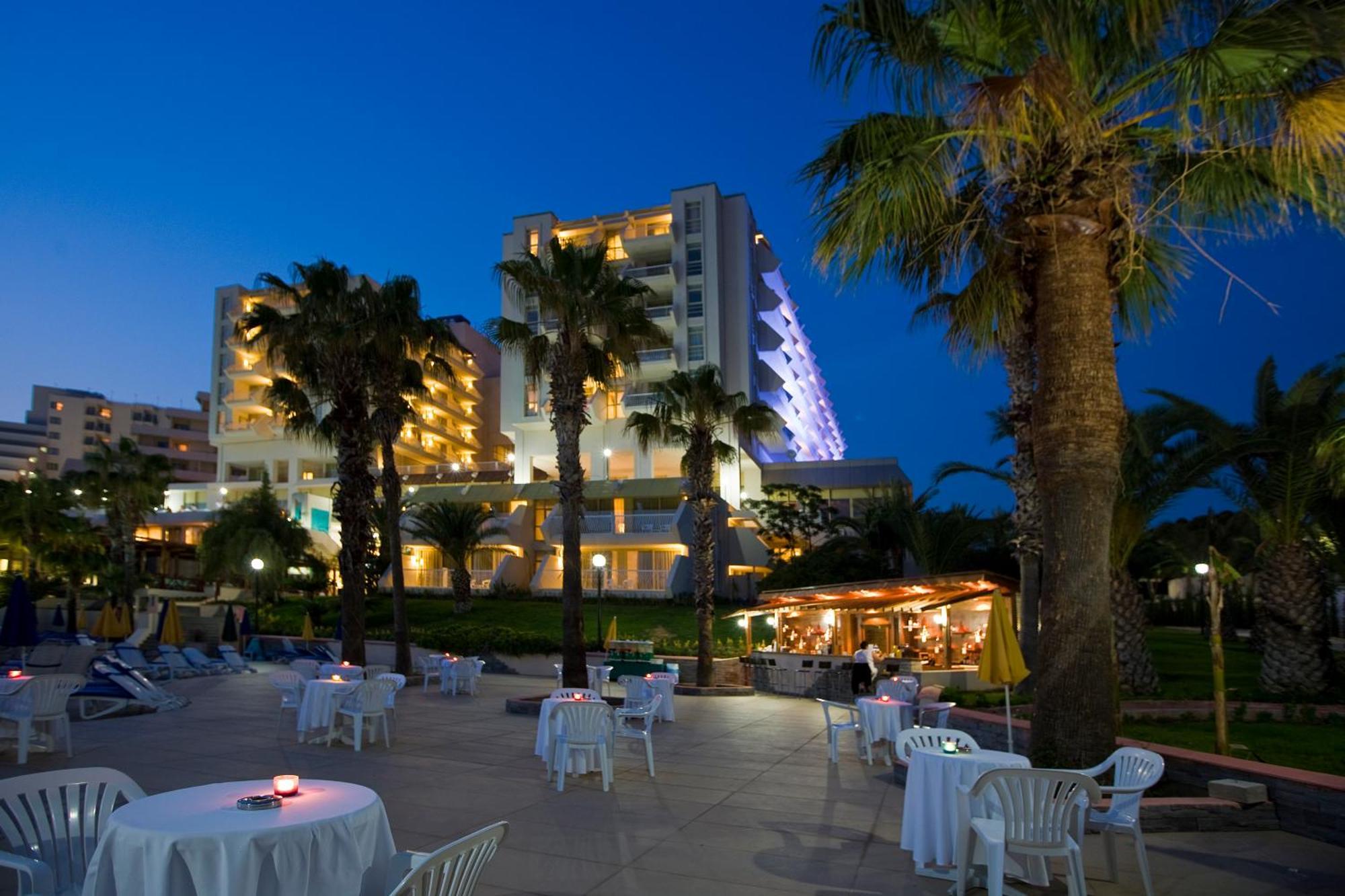 Fantasia Deluxe Hotel คูซาดาซี ภายนอก รูปภาพ