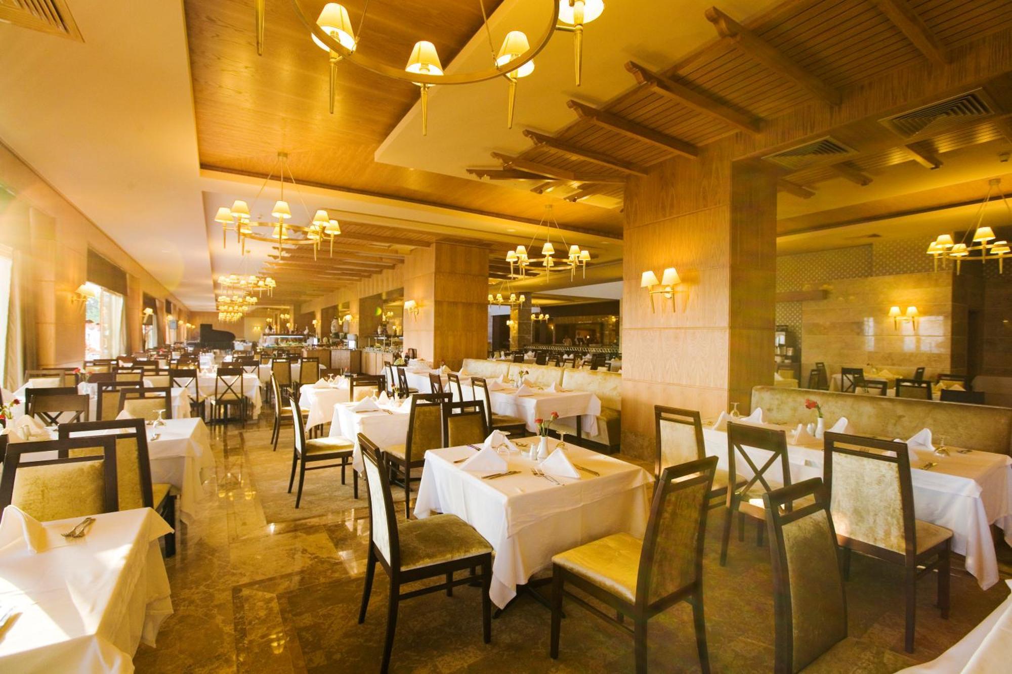 Fantasia Deluxe Hotel คูซาดาซี ภายนอก รูปภาพ